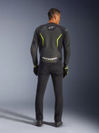 Alpinestars GP Force V2 Air læderjakke, sort og neon gul, rygvisning af model iført sportsmotorcykeljakken, med store perforerede sektioner, neongule detaljer og hvidt 'alpinestars' logo nederst på ryggen, kombineret med sort køreudstyr