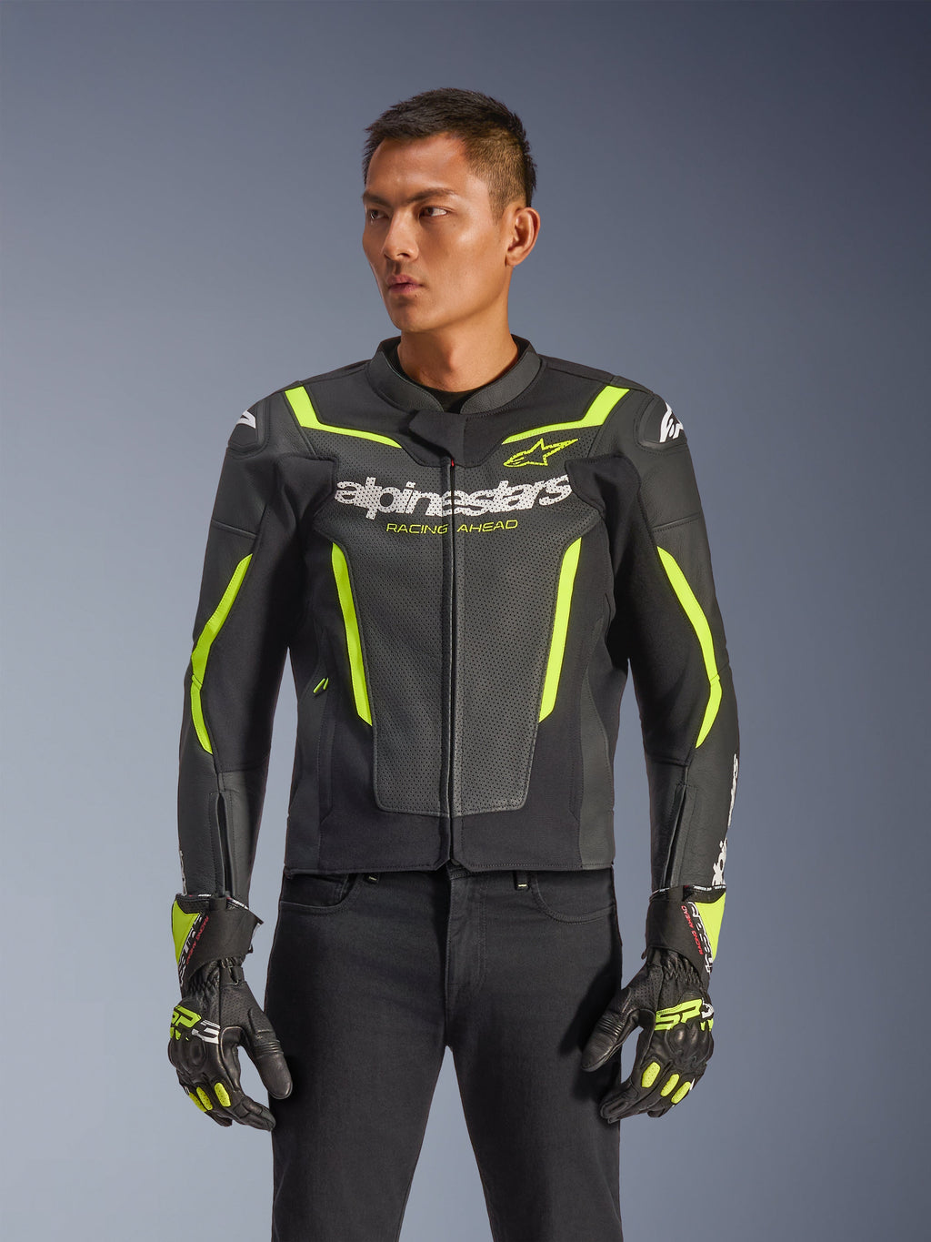 Alpinestars GP Force V2 Air læderjakke, sort og neongul, perforeret motorcykeljakke i læder med beskyttelse og neon-detaljer, båret med matchende racerhandsker og sorte bukser, atletisk sportspasform med markant branding