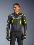 Alpinestars GP Force V2 Air læderjakke, sort og neongul, perforeret motorcykeljakke i læder med beskyttelse og neon-detaljer, båret med matchende racerhandsker og sorte bukser, atletisk sportspasform med markant branding