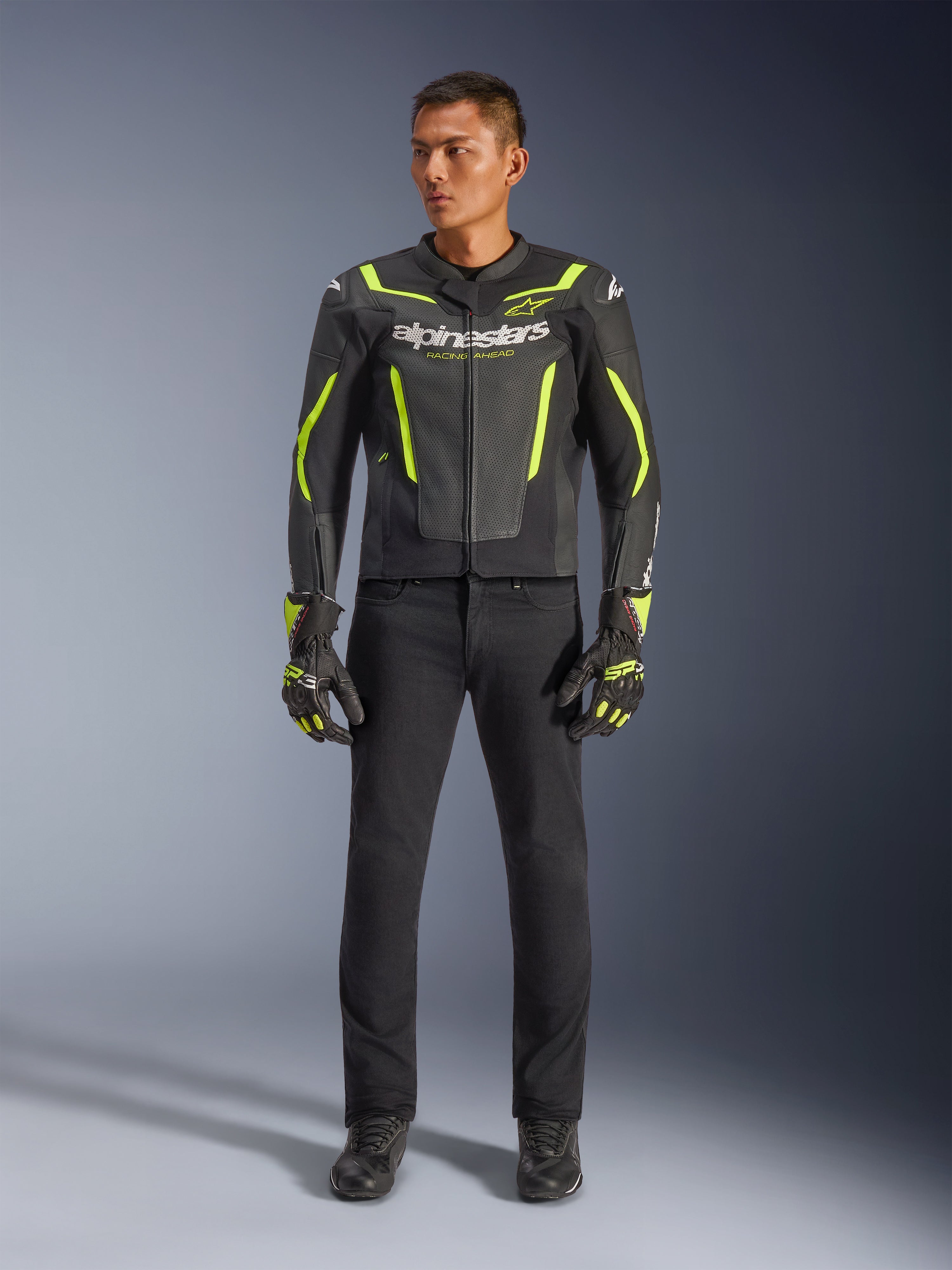 Alpinestars GP Force V2 Air læderjakke, sort og gul fluo, perforeret sportsjakke i læder med markante gule detaljer og Alpinestars branding, båret med sorte bukser og matchende motorcykelhandsker