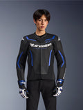 Alpinestars GP Force V2 Airflow læderjakke, sort metallisk blå, motorcykeljakke med perforeret læder og blå detaljer, båret af en model med matchende racerhandsker og sorte bukser, professionelt sportskøreudstyr