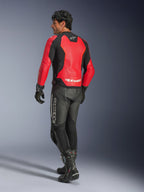 Alpinestars GP Force V2 Air læderjakke, rød og sort, set bagfra på en motorcykelkører, båret med sorte læderbukser og racingstøvler, med perforerede rygpaneler og Alpinestars-branding