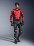 Alpinestars GP Force V2 Air læderjakke, rød og sort, perforeret læder med hvid branding, båret af en model med sorte læderracerbukser og handsker, professionelt motorcykeludstyr