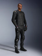Mandlig model iført Alpinestars Dusk læderjakke i Black Laser, kombineret med matchende sorte læderracerbukser, GP Pro-handsker og performance track-støvler. Komplet motorcykelracerudstyr med ekstern DFS-skulderbeskyttelse og en strømlinet atletisk pasform til sport- og landevejskørsel.