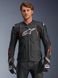 Alpinestars Dusk Airflow læderjakke, sort med rød fluo og hvide detaljer, motorcykel racingjakke i læder, med omfattende perforeringer for ventilation, hvidt logo på brystet og udvendige skulder-sliders, vist på en model med matchende racinghandsker