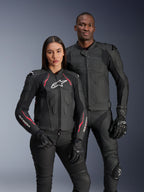 Alpinestars Dusk Airflow og Stella Dusk læderjakker, mandlig og kvindelig kører i sorte lædermotorcykeljakker, herrejakke med perforeret læder for ventilation, damejakke med røde detaljer og hvide logoer, koordineret med sorte kørebukser og handsker, performance sportskørselsudstyr