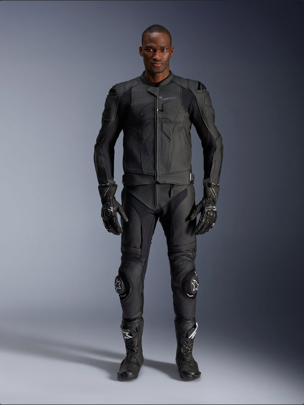 Alpinestars Dusk Airflow læderjakke, sort, båret med matchende motorcykelbukser, handsker og støvler, med perforeret læder for maksimal luftstrøm, ergonomisk multi-panel design og indvendig beskyttelse, professionelt udstyr til landevejs- og sportskørsel