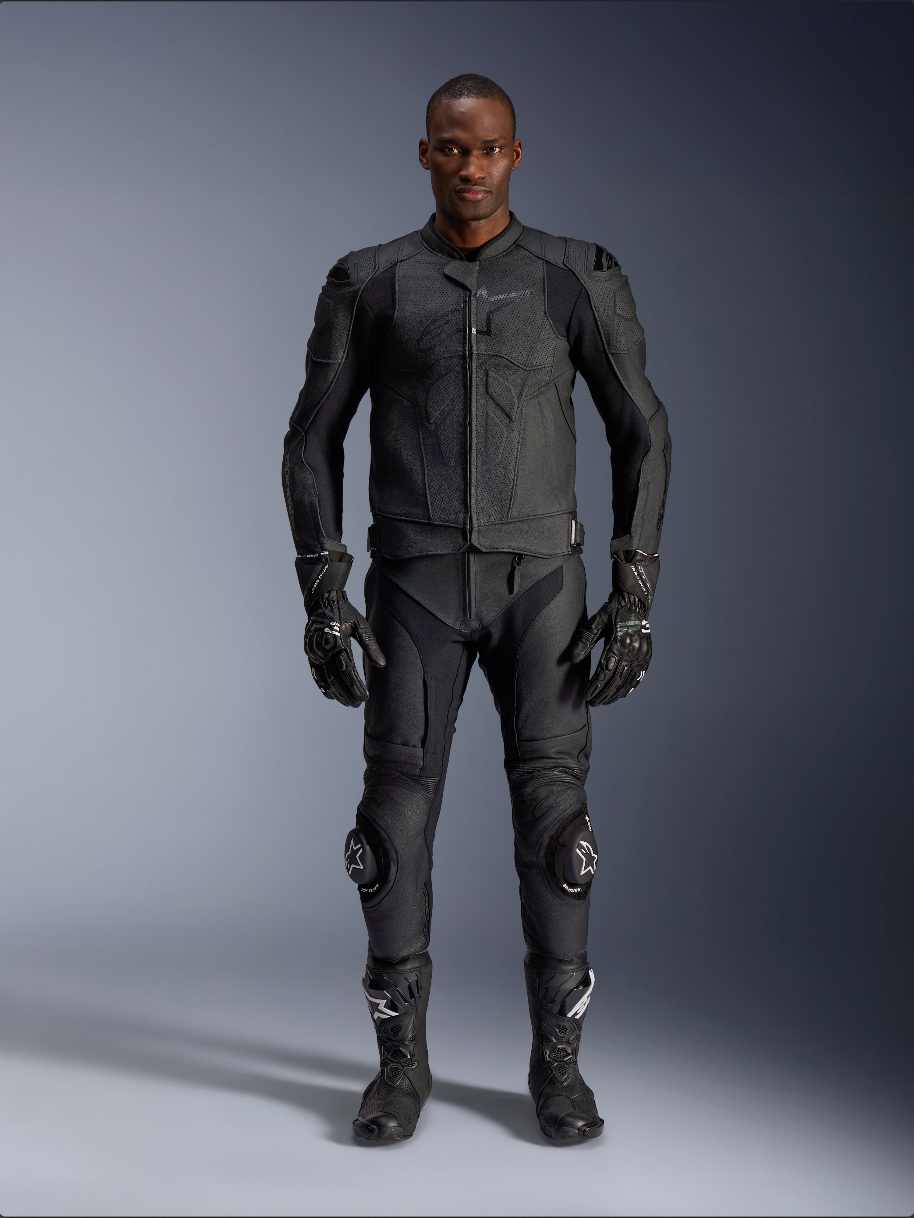 Alpinestars Dusk Airflow læderjakke, sort, båret med matchende motorcykelbukser, handsker og støvler, med perforeret læder for maksimal luftstrøm, ergonomisk multi-panel design og indvendig beskyttelse, professionelt udstyr til landevejs- og sportskørsel