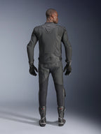 Mandlig model set bagfra iført Alpinestars Dusk Airflow læderjakke i sort, kombineret med matchende sorte læderracerbukser, handsker og støvler, med omfattende perforeringer for ventilation og Alpinestars-logo på lænden.