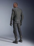 Mandlig motorcyklist set bagfra iført Alpinestars Dusk Airflow læderjakken i Black Black, kombineret med matchende læderbukser, handsker og støvler, hvilket fremhæver de omfattende perforeringer på ryggen og den sportslige pasform.
