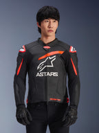 Alpinestars GP Plus R V4 Airflow læderjakke i sort med rød fluo og hvide detaljer, båret af en model, med perforeret læderkonstruktion, et stort hvidt ASTARS-logo på brystet og integreret skulderbeskyttelse til motorcykelracing