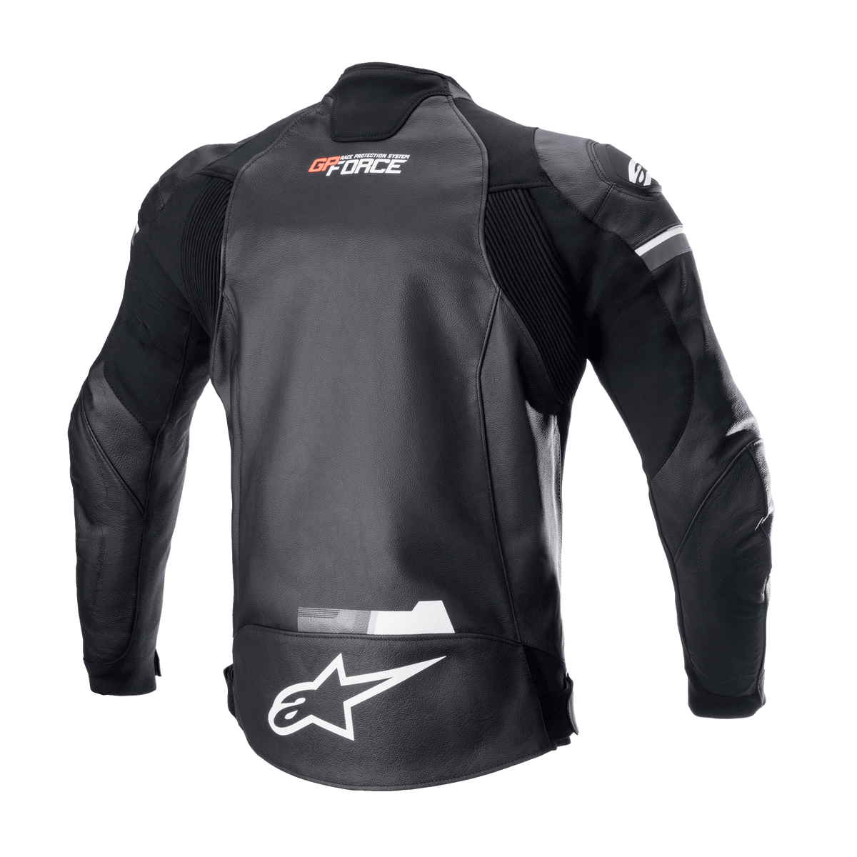 Alpinestars GP Force læderjakke, sort, set bagfra med hvidt Alpinestars-logo på den nederste del af ryggen og GP Force-branding på den øverste del af ryggen, harmonika-strækpaneler og holdbar konstruktion i bovint læder til landevejskørsel