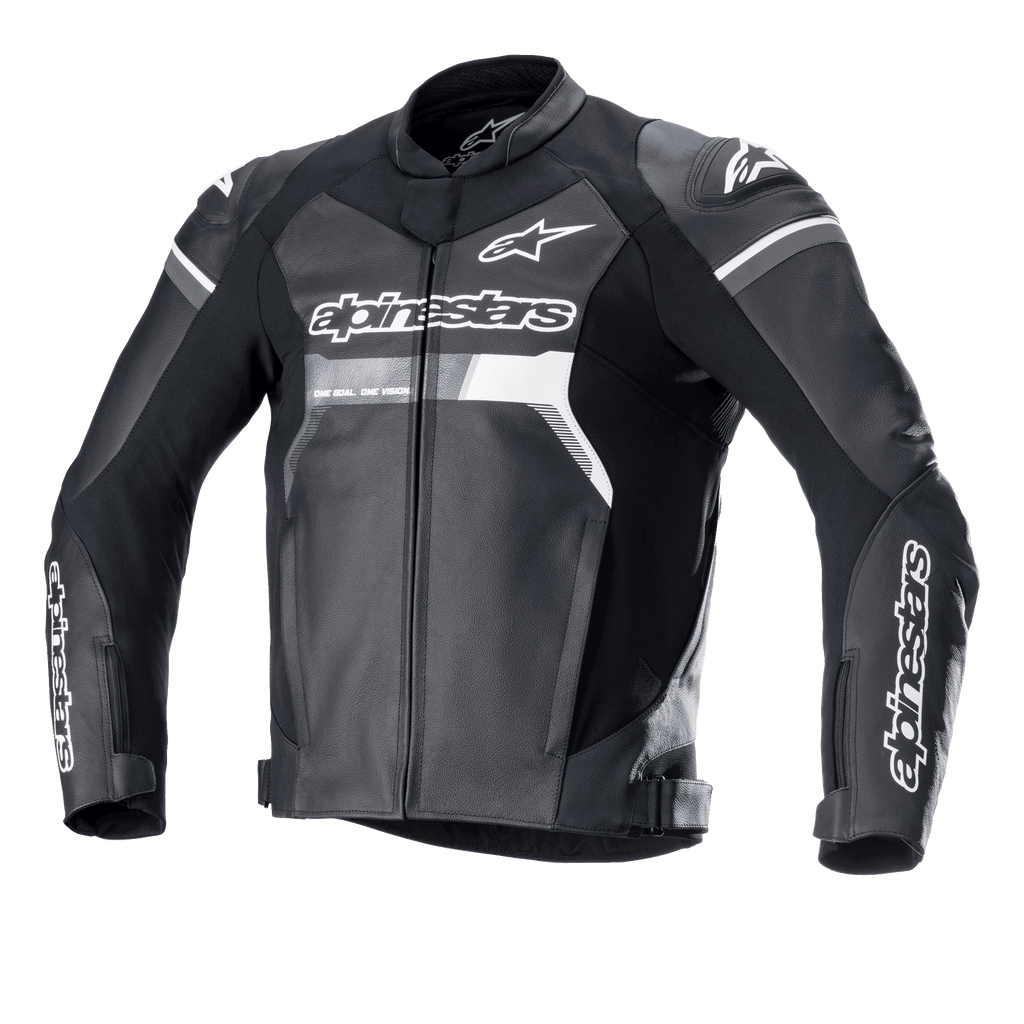 Alpinestars GP Force læderjakke, sort med hvide og grå accenter, motorcykelracingjakke, førsteklasses konstruktion i bovint læder, tydelig Alpinestars-branding på bryst og ærmer, DFS Lite-skulderbeskyttere, ergonomisk sportspasform til landevejskørsel