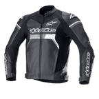 Alpinestars GP Force læderjakke, sort med hvide og grå accenter, motorcykelracingjakke, førsteklasses konstruktion i bovint læder, tydelig Alpinestars-branding på bryst og ærmer, DFS Lite-skulderbeskyttere, ergonomisk sportspasform til landevejskørsel