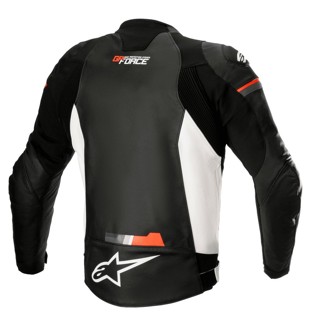 Alpinestars GP Force læderjakke, motorcykel læderjakke, sort, hvid og rød fluo, set bagfra med hvide sidepaneler og fluoriserende røde detaljer, GP Force og Alpinestars logo, sporty læderdesign med accordion-strækpaneler