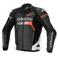 Alpinestars GP Force læderjakke, motorcykelracingjakke, sort med hvide og røde fluo-detaljer, fremtrædende Alpinestars-branding på bryst og ærmer, førsteklasses konstruktion i okselæder med DFS Lite-skulderbeskyttere, slank aerodynamisk silhuet
