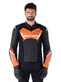 Alpinestars Faster V3 læderjakke, sportmotorcykeljakke, sort og rød fluo, båret af en mandlig model med sorte kørehandsker og bukser, med markant Alpinestars-branding på bryst og underarme, førsteklasses læderkonstruktion til kørsel på vej