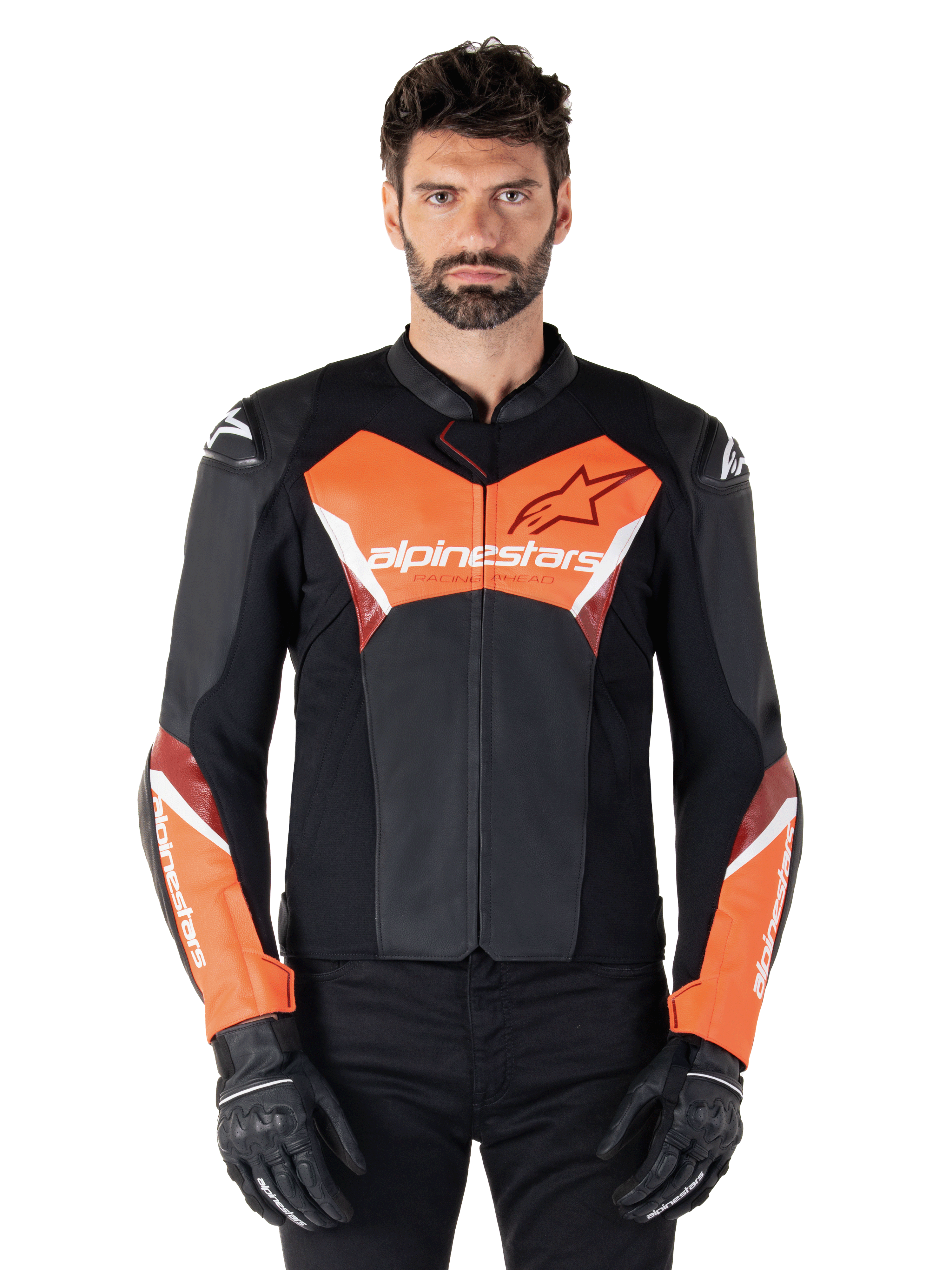 Alpinestars Faster V3 læderjakke, sportmotorcykeljakke, sort og rød fluo, båret af en mandlig model med sorte kørehandsker og bukser, med markant Alpinestars-branding på bryst og underarme, førsteklasses læderkonstruktion til kørsel på vej