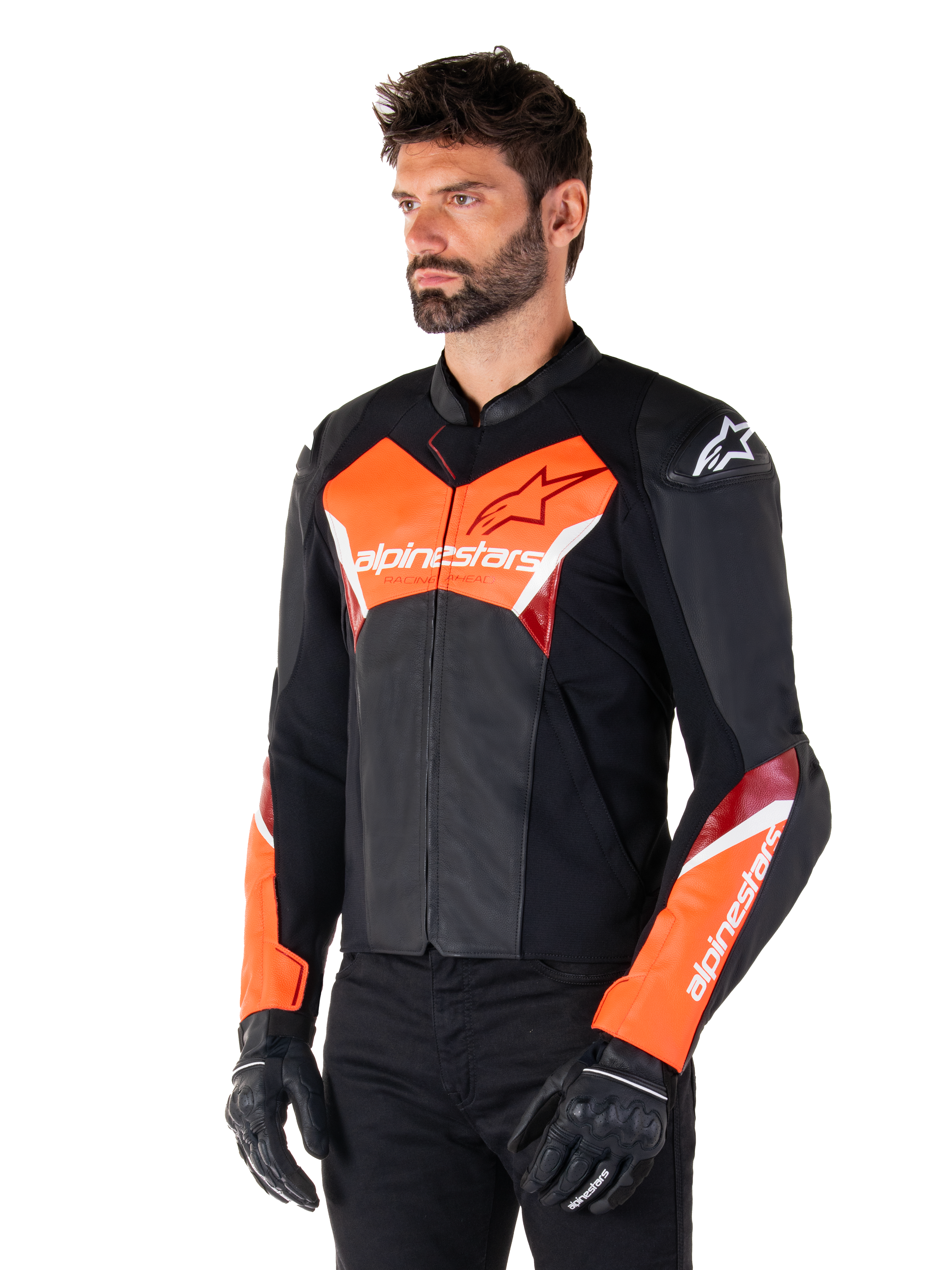 Alpinestars Faster V3 læderjakke, sort og fluorød, premium sportsjakke med hvide og røde detaljer, Alpinestars-branding på bryst og ærmer, båret med sorte motorcykelhandsker og bukser.