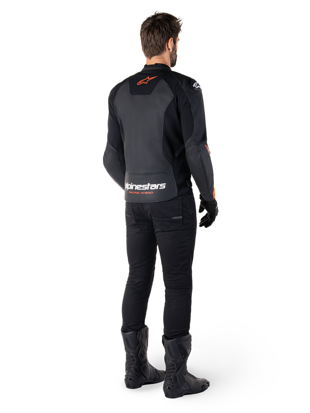Alpinestars Faster V3 læderjakke, sportsmotorcykeljakke, sort og rød fluo, set bagfra båret med sorte bukser og sorte støvler, med 'alpinestars RACING AHEAD'-tekst nederst på ryggen og et lille rødt stjernelogo, strømlinet læderkonstruktion med sportspasform