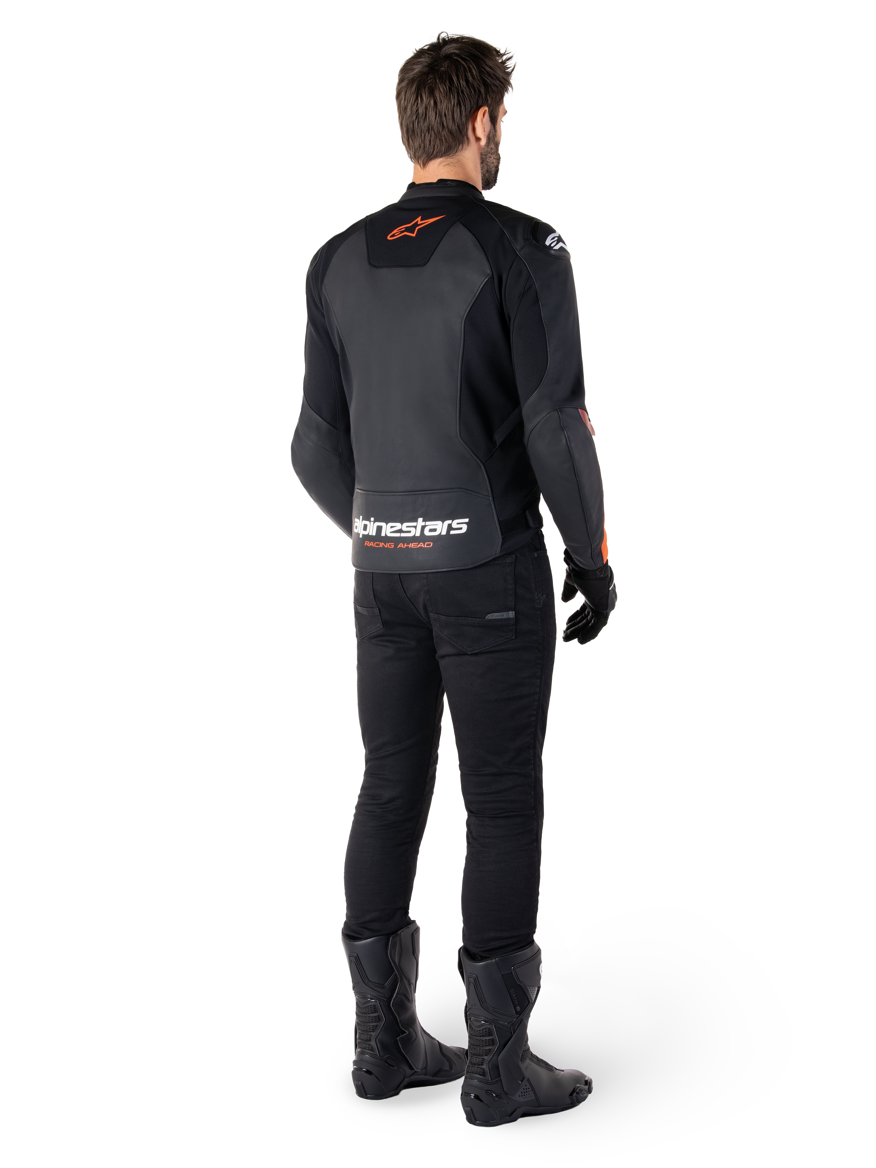 Alpinestars Faster V3 læderjakke, sportsmotorcykeljakke, sort og rød fluo, set bagfra båret med sorte bukser og sorte støvler, med 'alpinestars RACING AHEAD'-tekst nederst på ryggen og et lille rødt stjernelogo, strømlinet læderkonstruktion med sportspasform