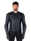 Alpinestars Faster V3 læderjakke, sort motorcykeljakke, førsteklasses læder med HRSF-strækpaneler, slank sportspasform, forstærkede skuldre med beskyttere, bæres med sorte handsker, professionelt udstyr til landevejskørsel