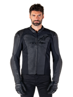 Alpinestars Faster V3 læderjakke, sort motorcykeljakke, førsteklasses læder med HRSF-strækpaneler, slank sportspasform, forstærkede skuldre med beskyttere, bæres med sorte handsker, professionelt udstyr til landevejskørsel