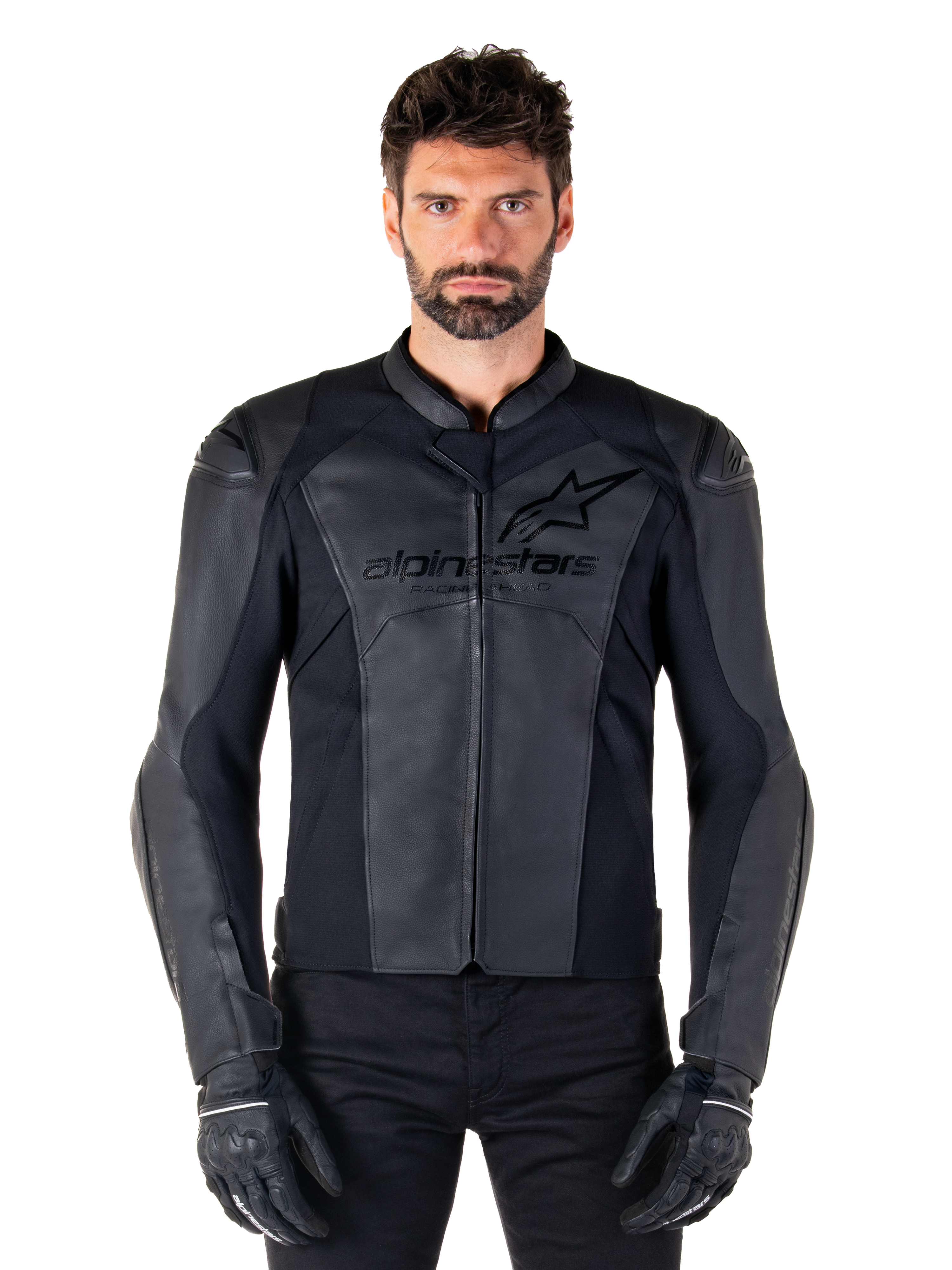 Alpinestars Faster V3 læderjakke, sort motorcykeljakke, førsteklasses læder med HRSF-strækpaneler, slank sportspasform, forstærkede skuldre med beskyttere, bæres med sorte handsker, professionelt udstyr til landevejskørsel