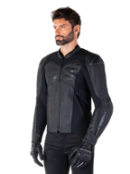 Alpinestars Faster V3 læderjakke, sportskørejakke, sort, båret af en mandlig model med sorte bukser og handsker, førsteklasses læderkonstruktion med strækpaneler og DFS GP Lite-skulderbeskyttere, slank og moderne sportssilhuet