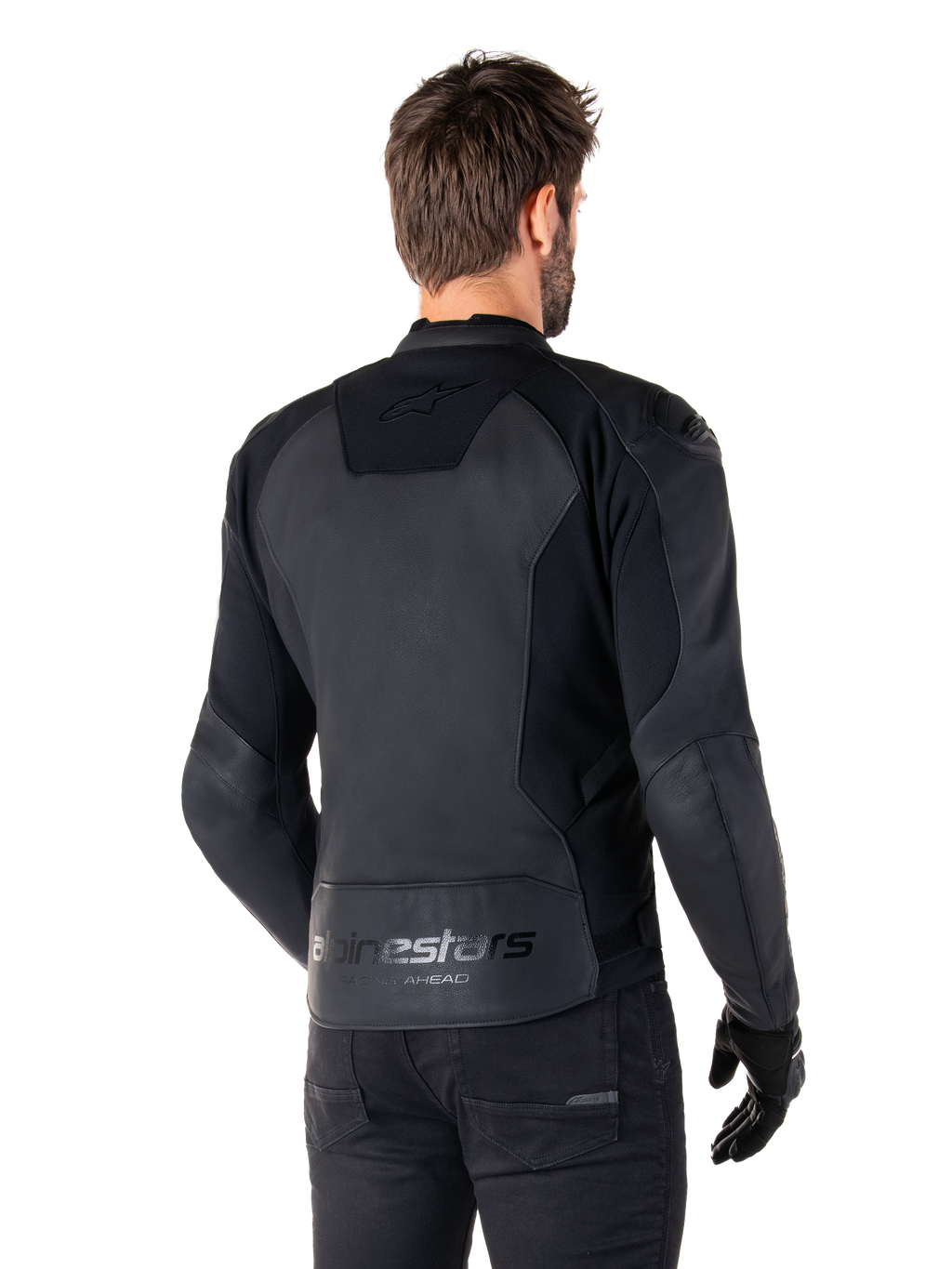 Alpinestars Faster V3 læderjakke, sort sort, bagfra-visning af model iført sportskørejakken, med 'alpinestars' og 'RACING AHEAD' branding på den nederste del af ryggen, premium læder med matte paneler, moderne sportssilhuet til motorcykelkørsel