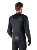 Alpinestars Faster V3 læderjakke, sort sort, bagfra-visning af model iført sportskørejakken, med 'alpinestars' og 'RACING AHEAD' branding på den nederste del af ryggen, premium læder med matte paneler, moderne sportssilhuet til motorcykelkørsel
