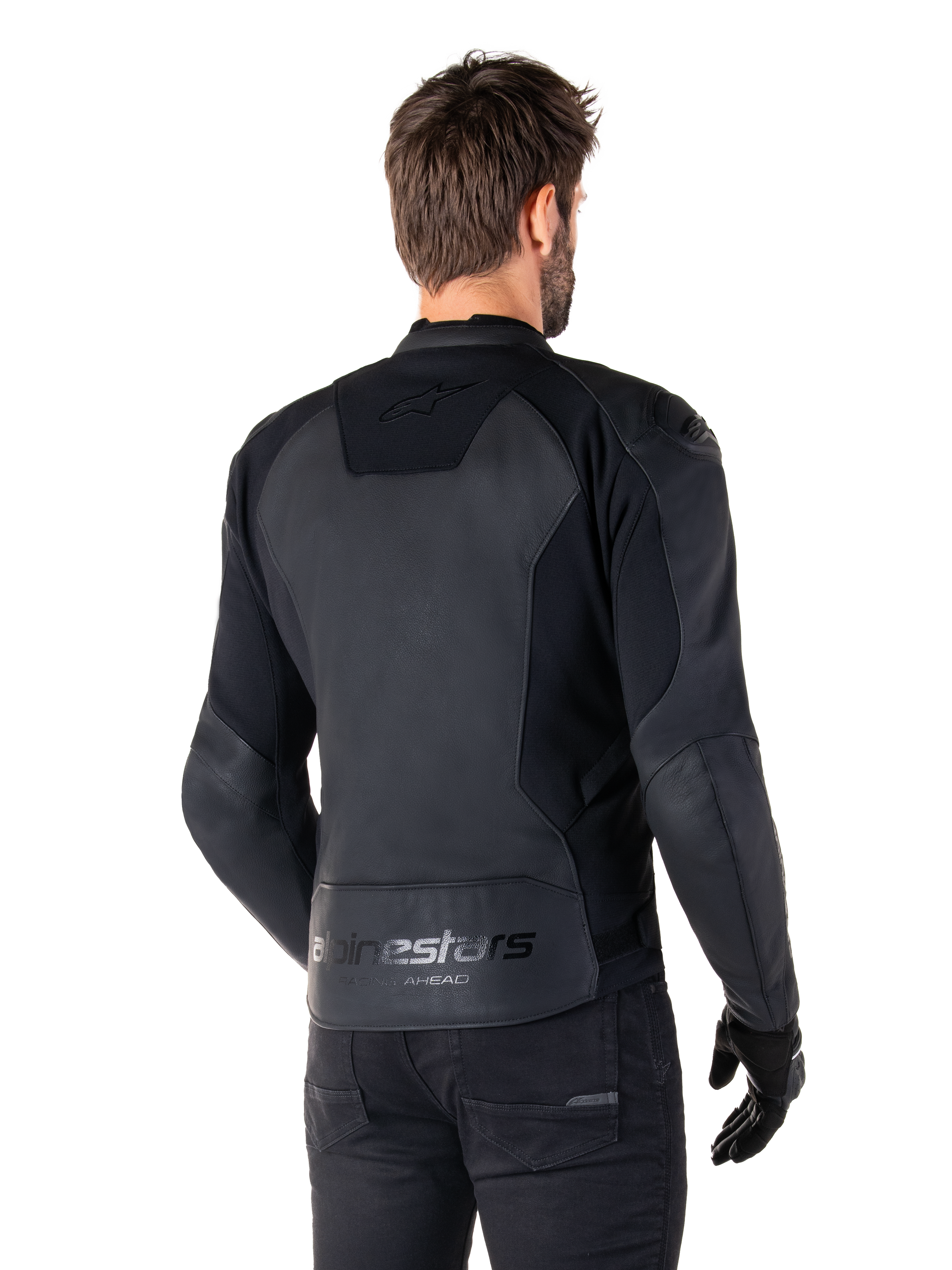 Alpinestars Faster V3 læderjakke, sort sort, bagfra-visning af model iført sportskørejakken, med 'alpinestars' og 'RACING AHEAD' branding på den nederste del af ryggen, premium læder med matte paneler, moderne sportssilhuet til motorcykelkørsel