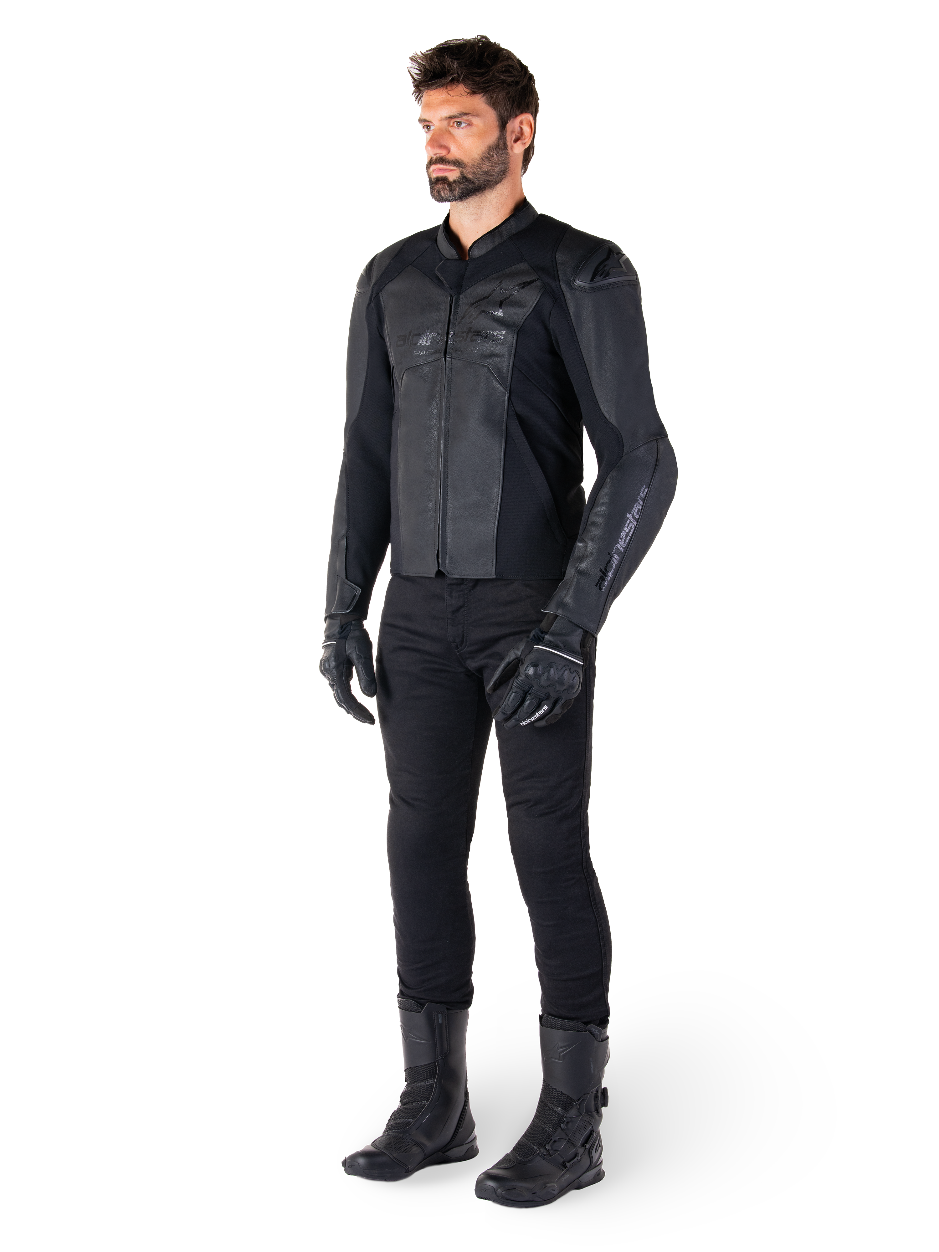 Alpinestars Faster V3 læderjakke, sort sort, båret med sorte bukser, handsker og støvler, teknisk læderkonstruktion med HRSF-strækpaneler, integrerede DFS GP Lite-skulderbeskyttere, strømlinet sportsinspireret silhuet