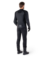 Alpinestars Faster V3 læderjakke, sort, set bagfra på en motorcyklist, med premium læderpaneler og præget Alpinestars-branding, kombineret med sorte kørebukser og støvler for et komplet sportsmotorcykel-look.