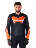 Alpinestars Faster V3 Airflow læderjakke, motorcykeljakke til racing, sort og rød fluo, perforeret læderkonstruktion med hvide og røde detaljer, båret med sorte handsker, performance-udstyr til gadekørsel