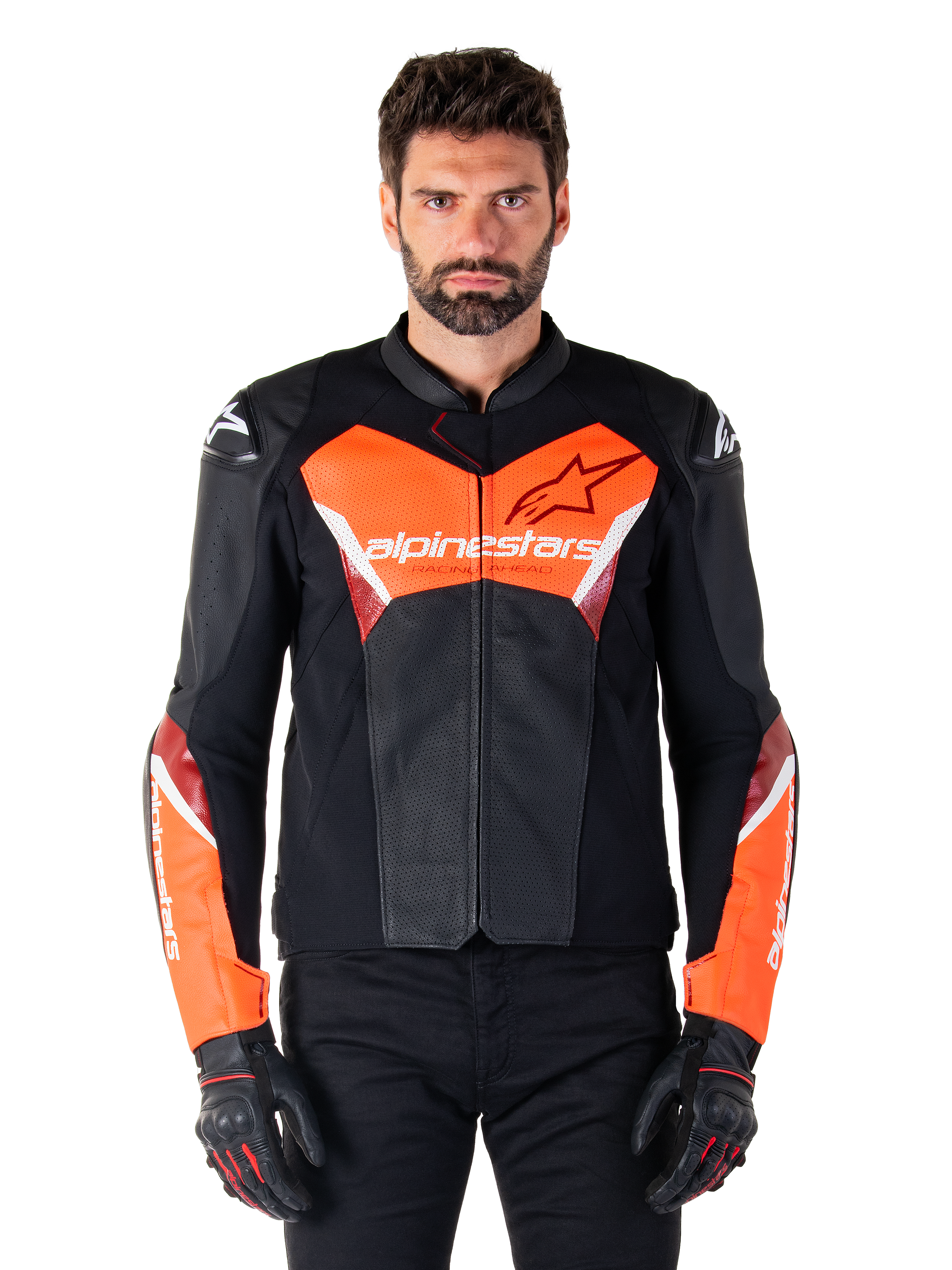 Alpinestars Faster V3 Airflow læderjakke, motorcykeljakke til racing, sort og rød fluo, perforeret læderkonstruktion med hvide og røde detaljer, båret med sorte handsker, performance-udstyr til gadekørsel
