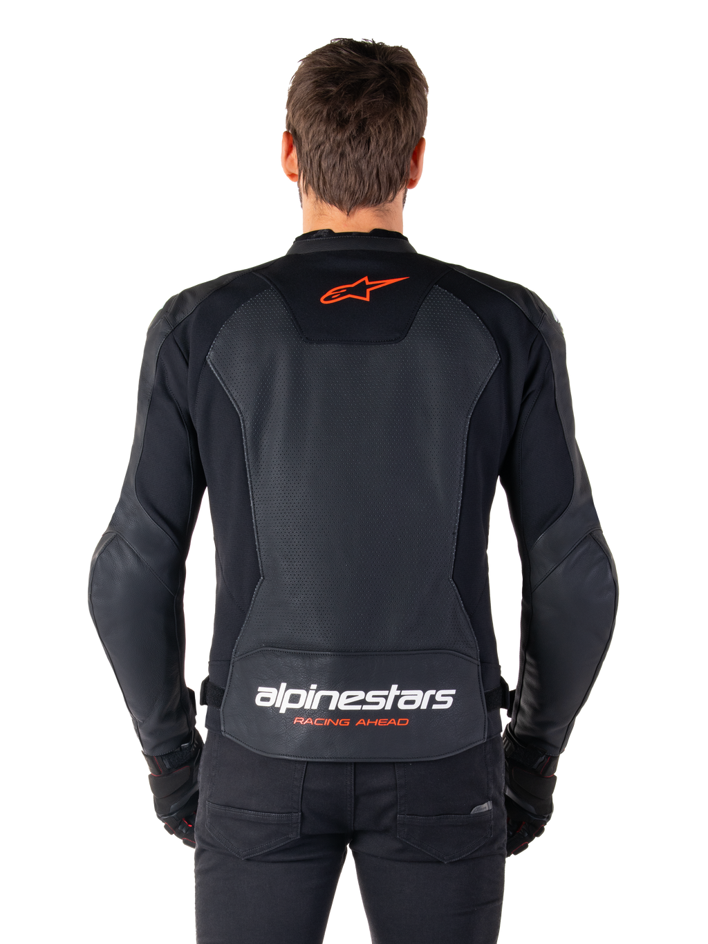 Alpinestars Faster V3 Airflow læderjakke, sort, set bagfra med perforerede læderpaneler for ventilation, rødt Alpinestars-stjernelogo og hvid branding på den nedre ryg, båret med sorte bukser og handsker.