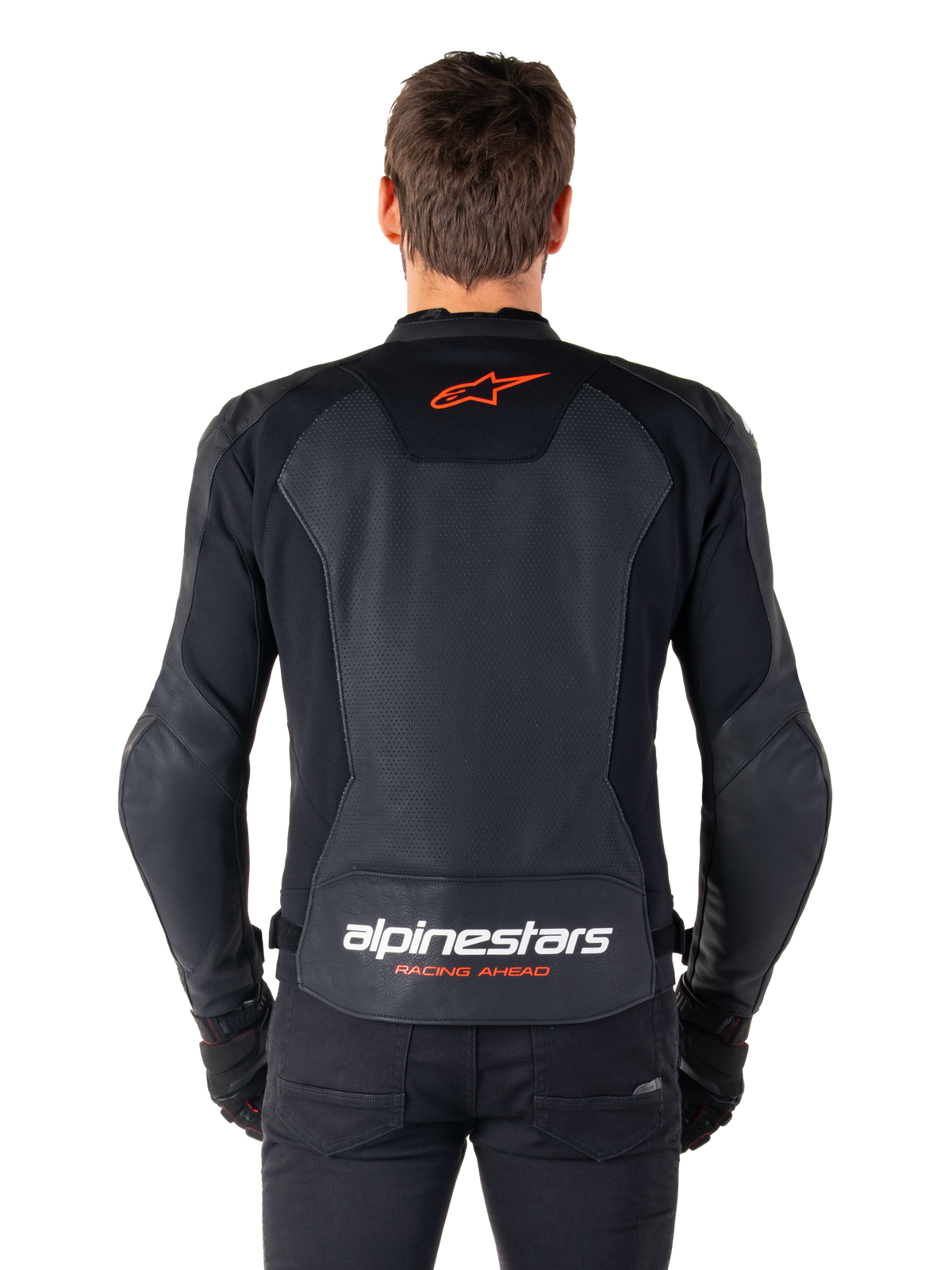 Alpinestars Faster V3 Airflow læderjakke, sort, set bagfra med perforerede læderpaneler for ventilation, rødt Alpinestars-stjernelogo og hvid branding på den nedre ryg, båret med sorte bukser og handsker.