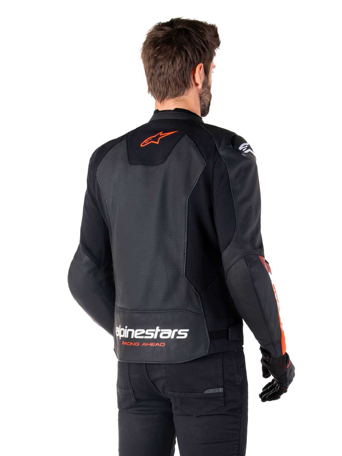 Alpinestars Faster V3 Airflow læderjakke, sportsmotorcykeljakke, sort med rød fluo, set bagfra, med perforerede læderpaneler, orange-rødt Alpinestars-logo på øverste del af ryggen og hvid branding på den nederste del af ryggen, båret med sorte bukser og handsker, strømlinet race-inspireret stil