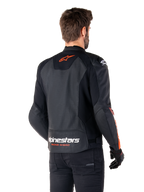 Alpinestars Faster V3 Airflow læderjakke, sportsmotorcykeljakke, sort med rød fluo, set bagfra, med perforerede læderpaneler, orange-rødt Alpinestars-logo på øverste del af ryggen og hvid branding på den nederste del af ryggen, båret med sorte bukser og handsker, strømlinet race-inspireret stil