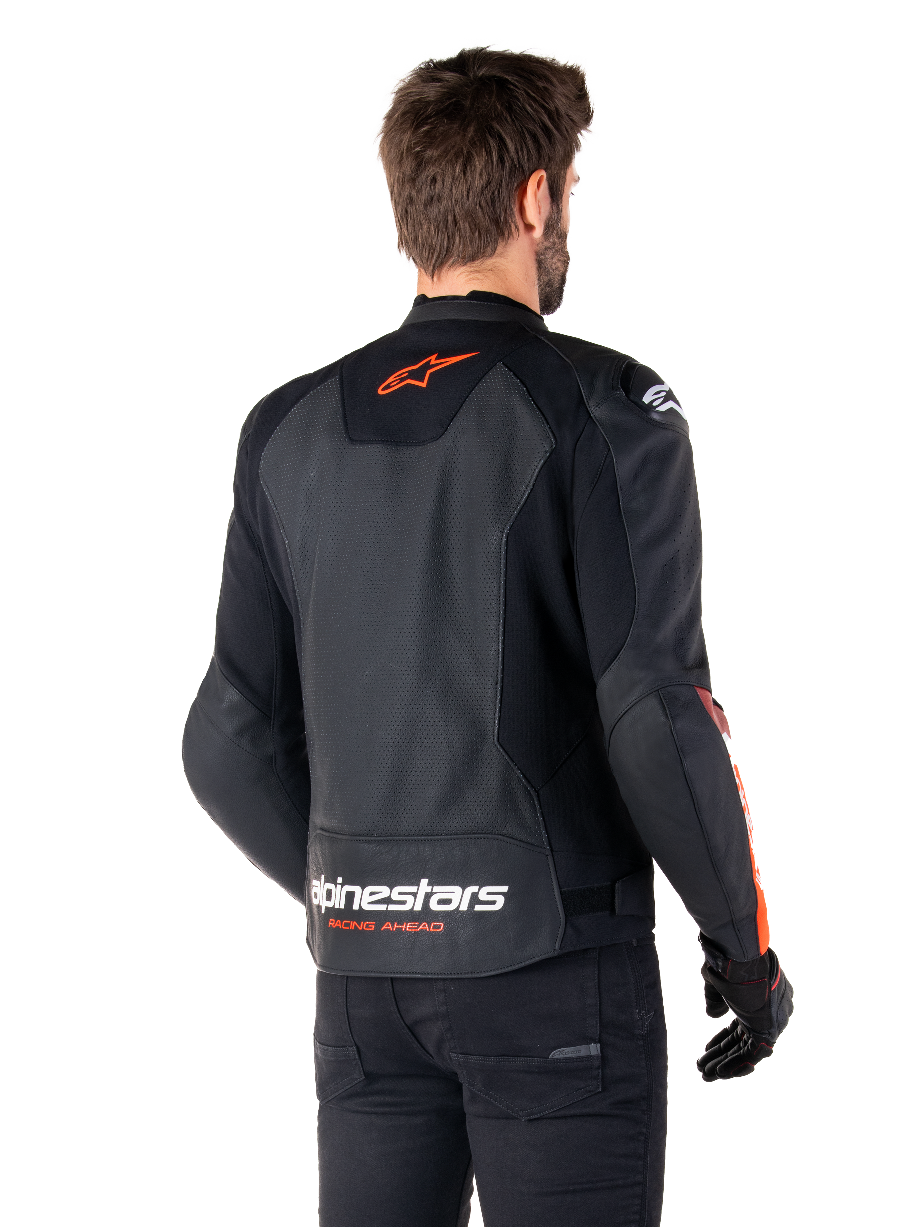 Alpinestars Faster V3 Airflow læderjakke, sportsmotorcykeljakke, sort med rød fluo, set bagfra, med perforerede læderpaneler, orange-rødt Alpinestars-logo på øverste del af ryggen og hvid branding på den nederste del af ryggen, båret med sorte bukser og handsker, strømlinet race-inspireret stil