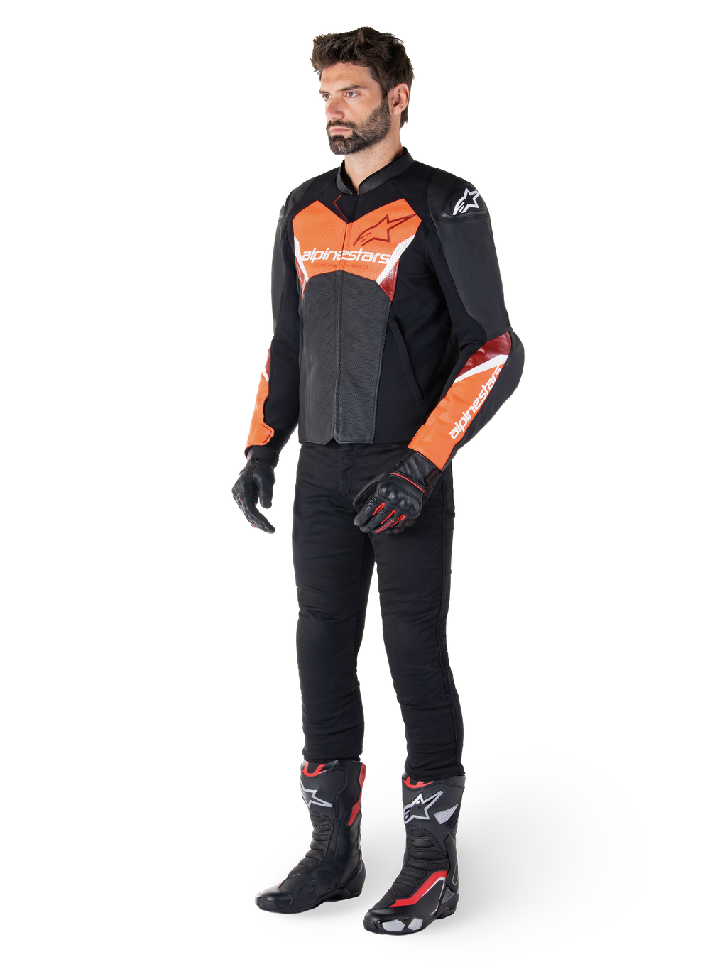Alpinestars Faster V3 Airflow læderjakke, sort og rød fluo, båret af en mandlig model med sorte kørebukser, handsker og racingstøvler, med perforeret læder og en sportssilhuet.