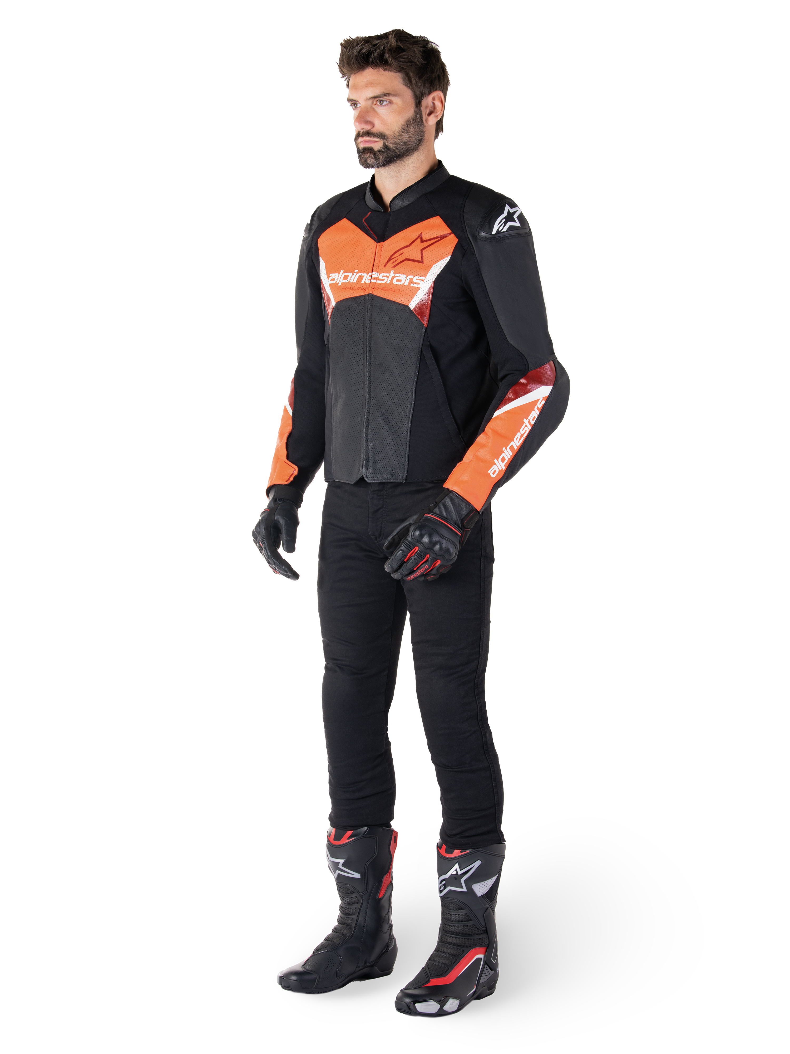 Alpinestars Faster V3 Airflow læderjakke, sort og rød fluo, båret af en mandlig model med sorte kørebukser, handsker og racingstøvler, med perforeret læder og en sportssilhuet.