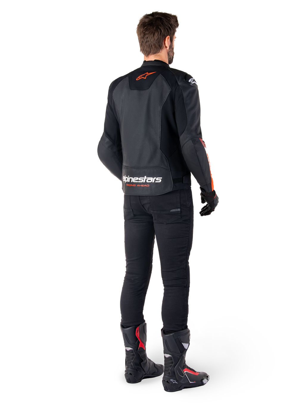 Alpinestars Faster V3 Airflow læderjakke, sort og rød fluo, set bagfra på en kører, med perforerede læderpaneler og tydelig branding, båret med sorte bukser og motorcykelstøvler, sportsbeklædning til motorcykel