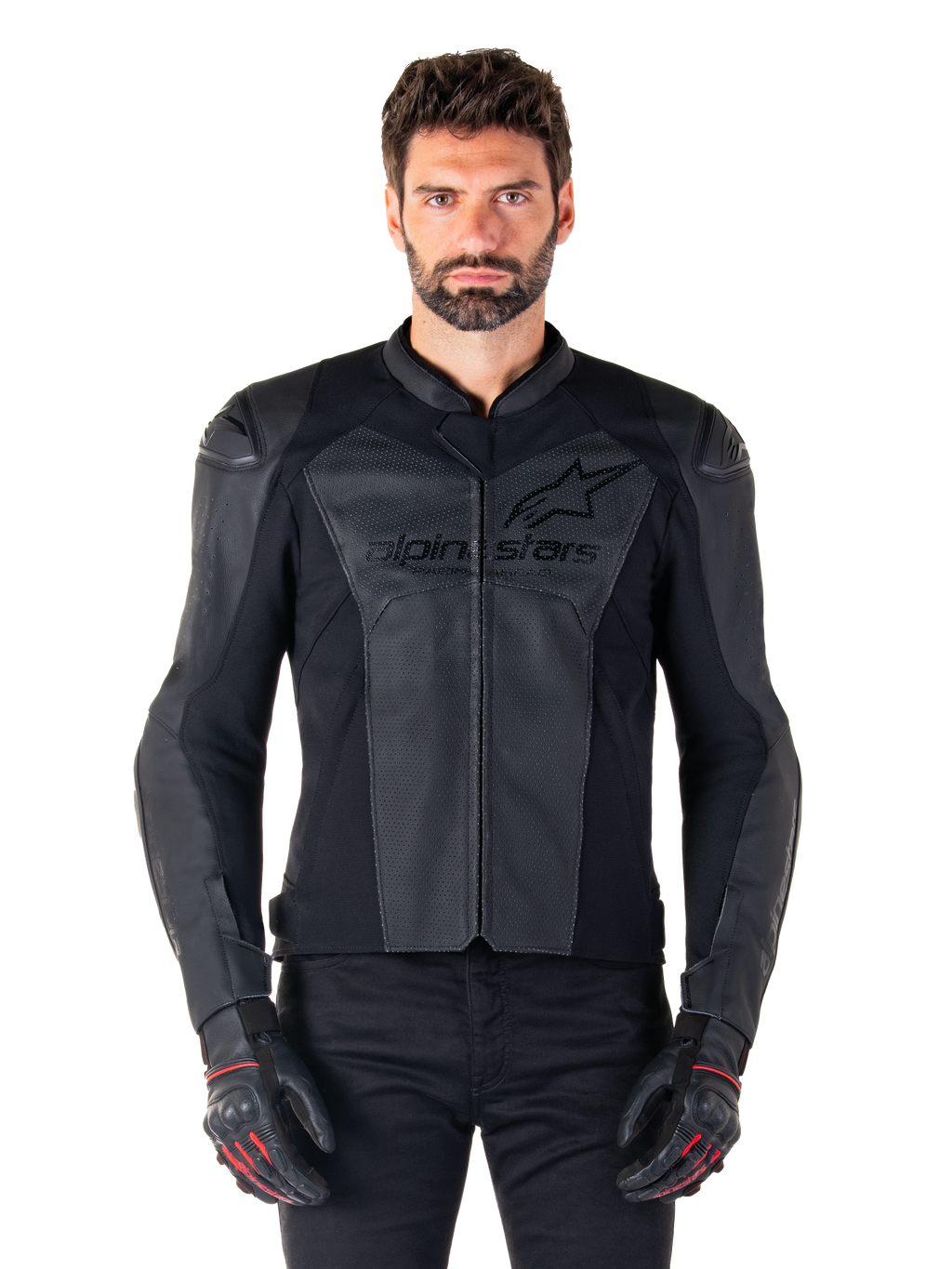 Mand iført Alpinestars Faster V3 Airflow læderjakke, sort motorcykeljakke med perforerede læderpaneler, Alpinestars-logo på brystet, sorte kørehandsker, frontvendt studiebillede.