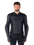 Mand iført Alpinestars Faster V3 Airflow læderjakke, sort motorcykeljakke med perforerede læderpaneler, Alpinestars-logo på brystet, sorte kørehandsker, frontvendt studiebillede.