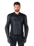 Mand iført Alpinestars Faster V3 Airflow læderjakke, sort motorcykeljakke med perforerede læderpaneler, Alpinestars-logo på brystet, sorte kørehandsker, frontvendt studiebillede.
