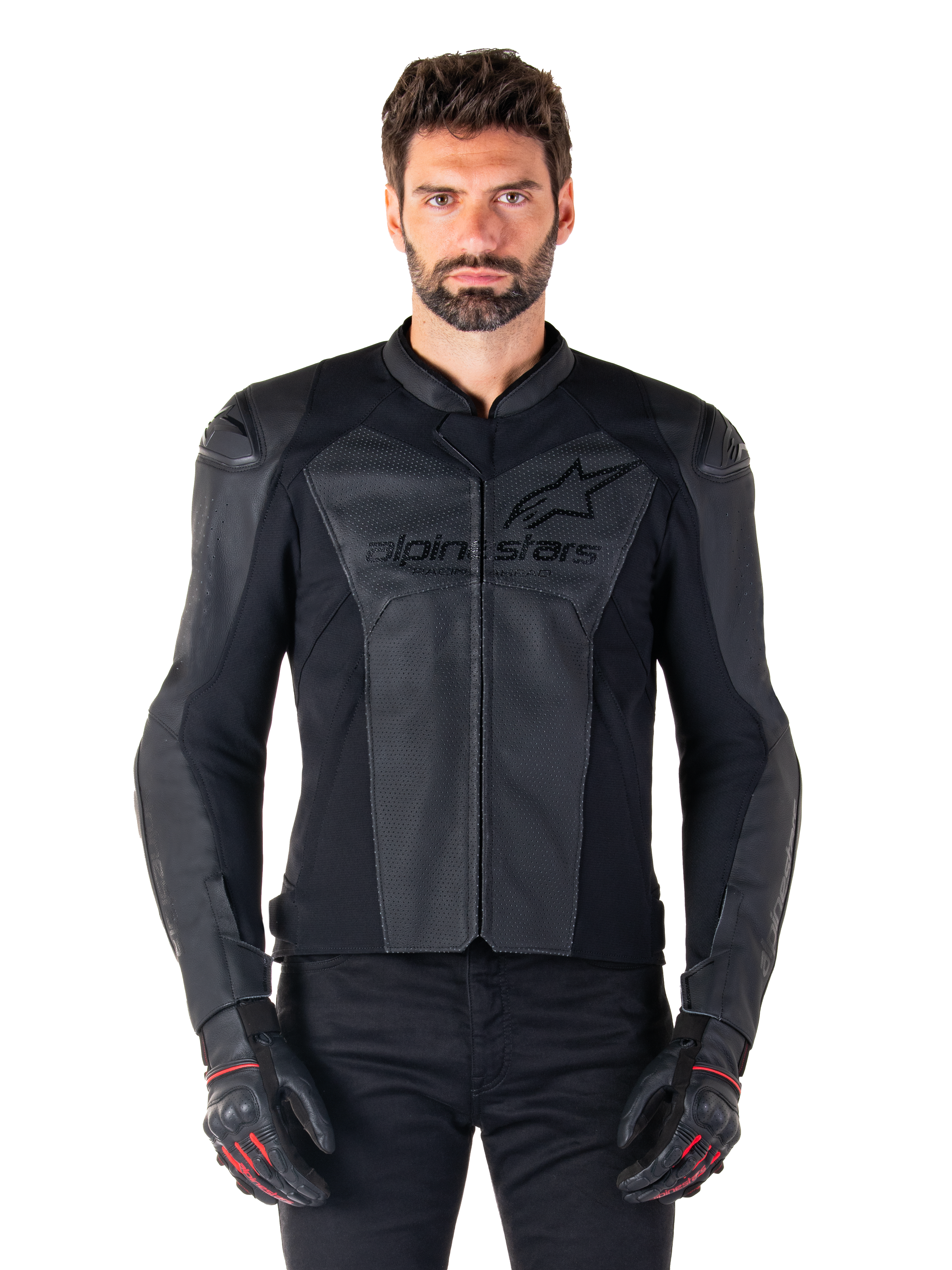 Mand iført Alpinestars Faster V3 Airflow læderjakke, sort motorcykeljakke med perforerede læderpaneler, Alpinestars-logo på brystet, sorte kørehandsker, frontvendt studiebillede.