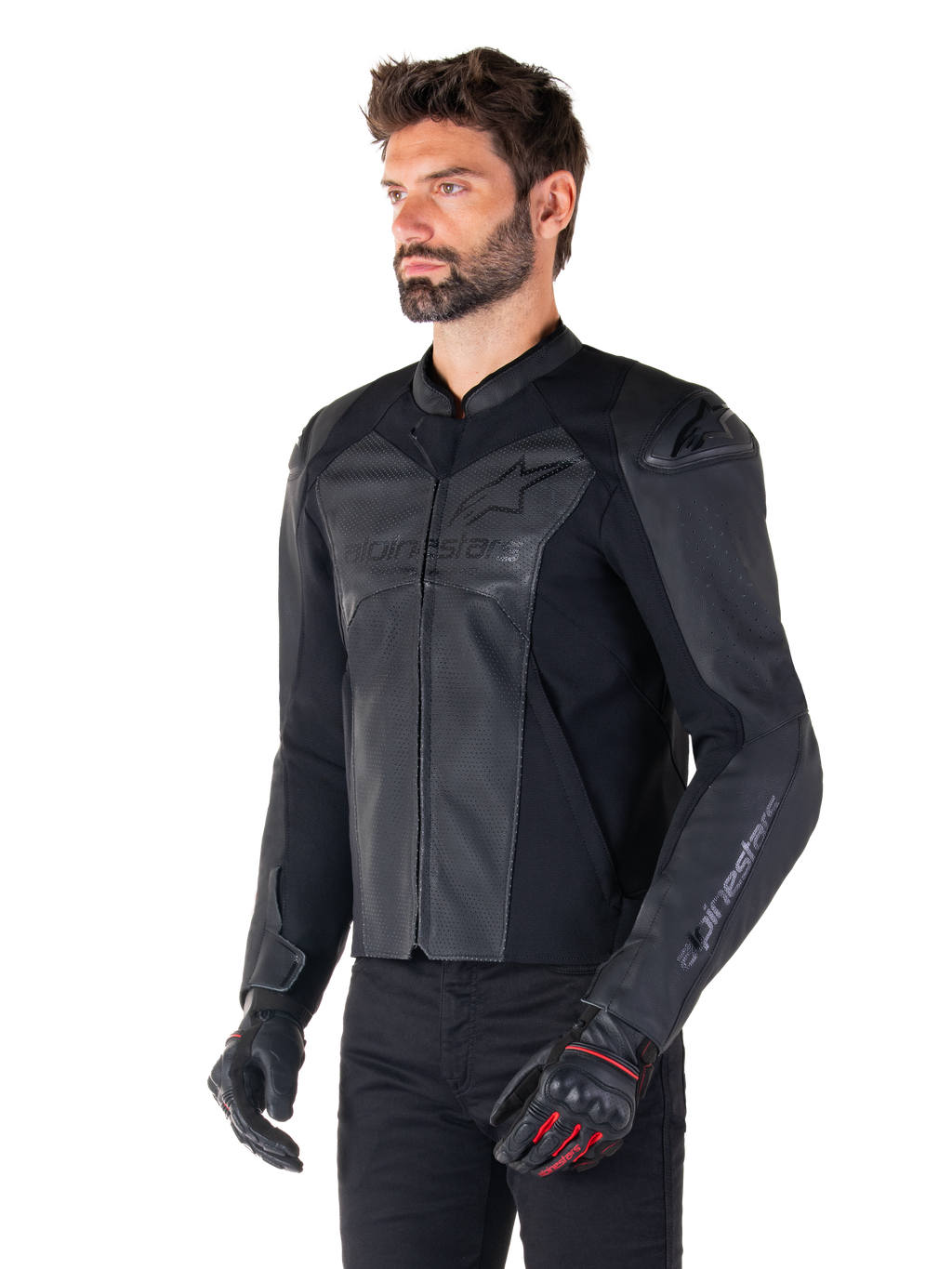 Model iført Alpinestars Faster V3 Airflow læderjakke i Black Black, sportskørejakke til motorcykel med perforeret læder og strækpaneler, kombineret med sorte bukser og sorte handsker med røde detaljer, strømlinet race-inspireret stil.