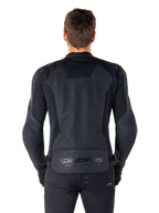 Alpinestars Faster V3 Airflow læderjakke, set bagfra på model, sort, med perforeret læderrygpanel for luftstrøm, diskret branding og ergonomisk sportspasform